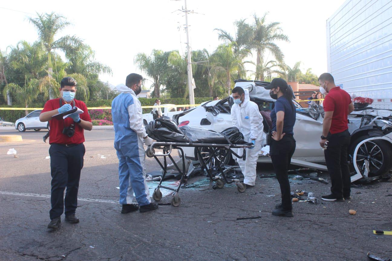 $!Mujer pierde la vida tras chocar automóvil contra tráiler, al norte de Culiacán