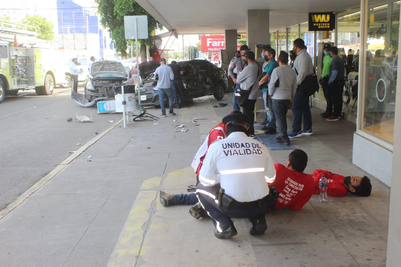 $!En Culiacán, automovilista choca, pierde el control del volante y atropella a tres personas; uno muere