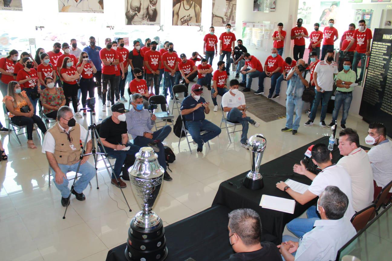 $!Rafael Buelna Eliel recibe su trofeo de campeón de la Primera Fuerza