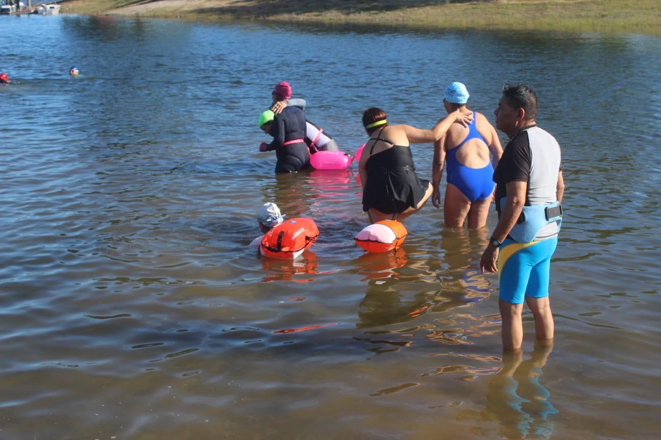 $!Disfrutan nadadores mazatlecos de la presa Picachos