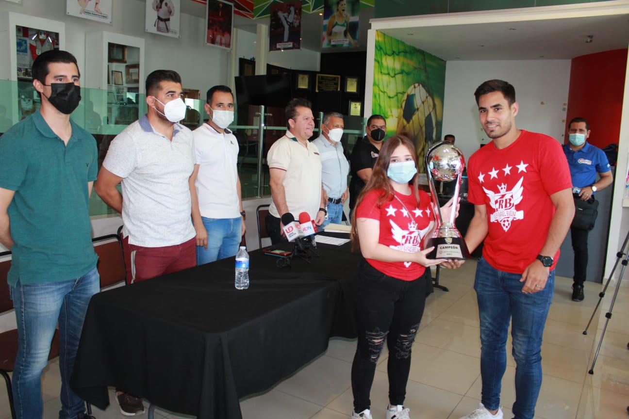 $!Rafael Buelna Eliel recibe su trofeo de campeón de la Primera Fuerza