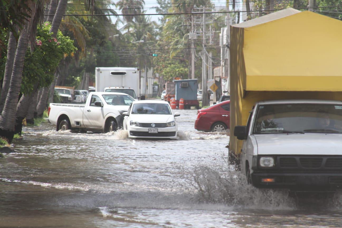 $!La Avenida Cruz Lizárraga, en Mazatlán, está bajo al agua tras la lluvia