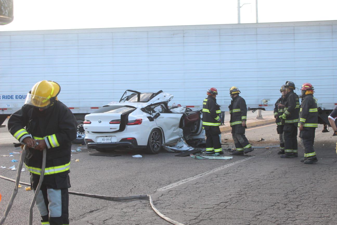 $!Mujer pierde la vida tras chocar automóvil contra tráiler, al norte de Culiacán