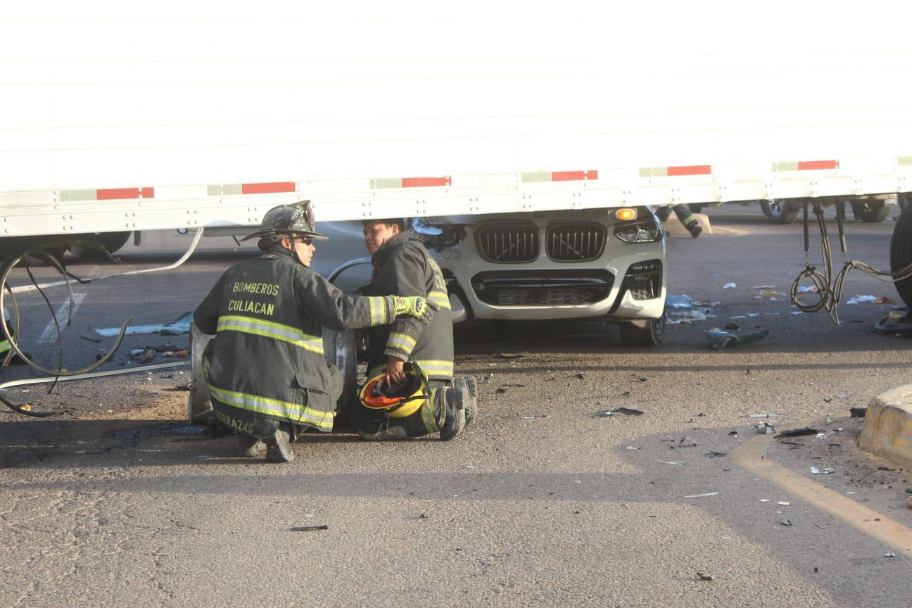 $!Mujer pierde la vida tras chocar automóvil contra tráiler, al norte de Culiacán