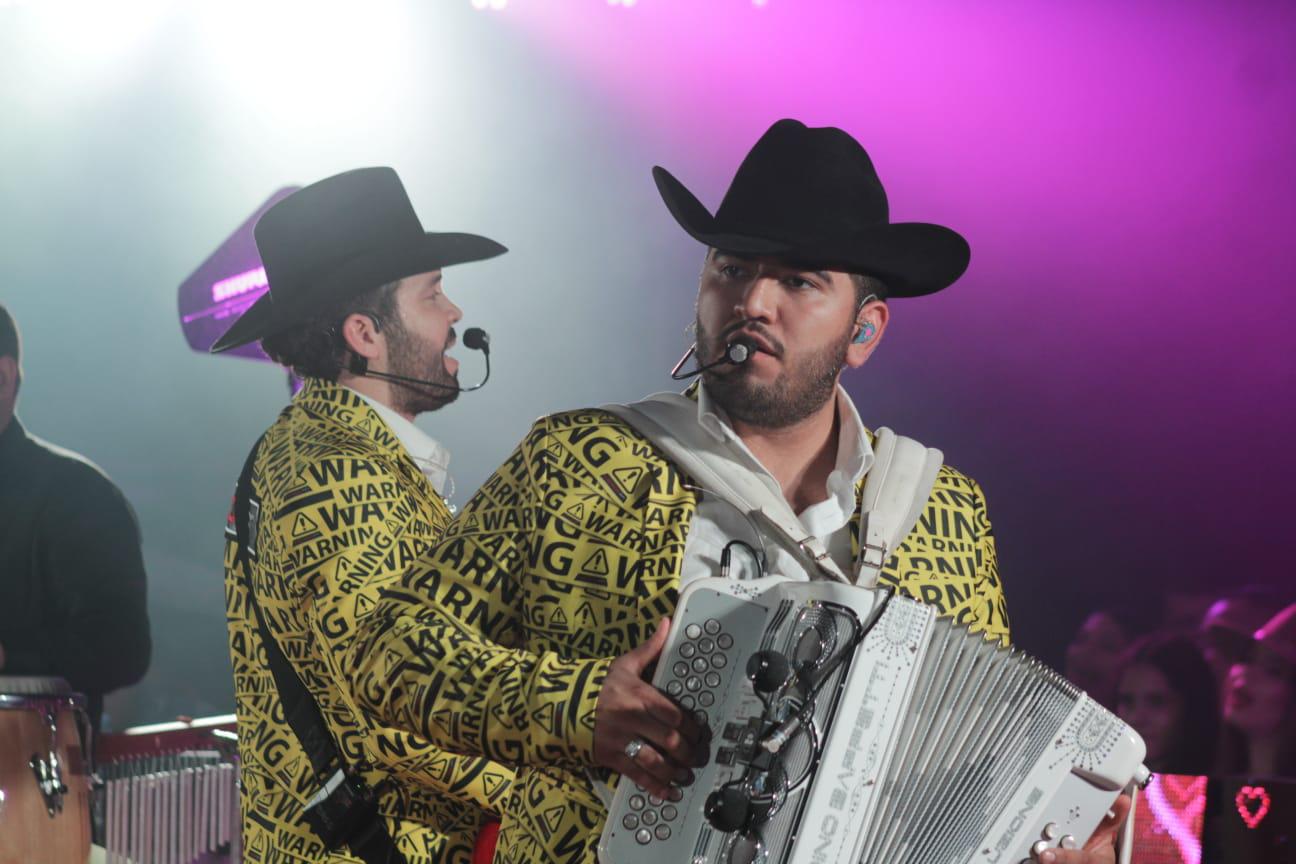 $!Hace bailar Código FN a sus fans en la fiesta del Palenque de Navolato