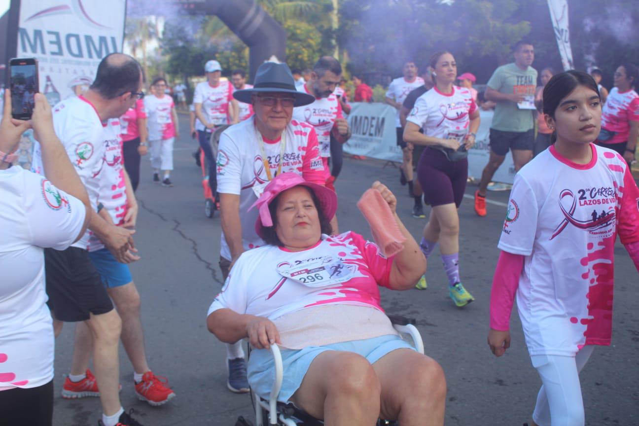 $!Unen lazos contra el cáncer de mama, en el Parque Central Mazatlán
