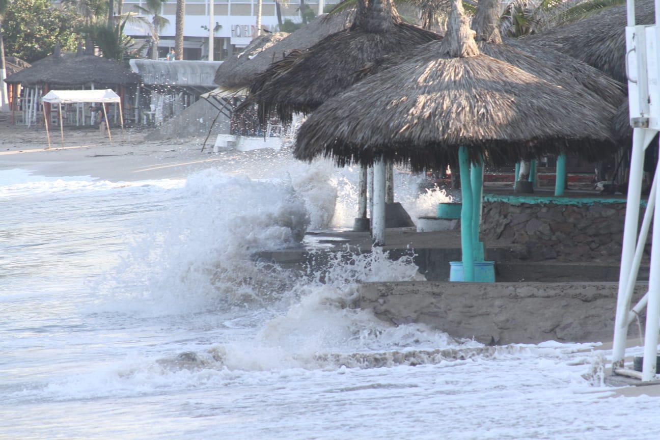 $!El fuerte oleaje deja al descubierto zonas rocosas en playa del malecón de Mazatlán