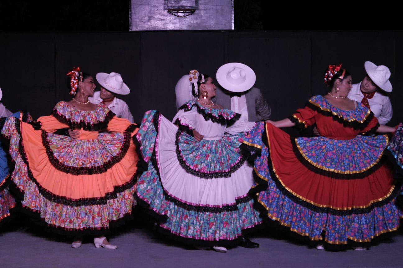 $!Artistas del Ballet Folklórico El Mazatleco, dirigido por el maestro Gualberto Castro, se presentan en La Amapa.