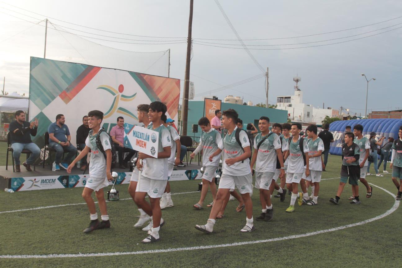 $!Futbolistas sinaloenses inauguran Torneo Estatal Juvenil, en Mazatlán