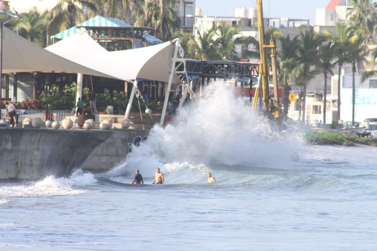 $!El fuerte oleaje deja al descubierto zonas rocosas en playa del malecón de Mazatlán
