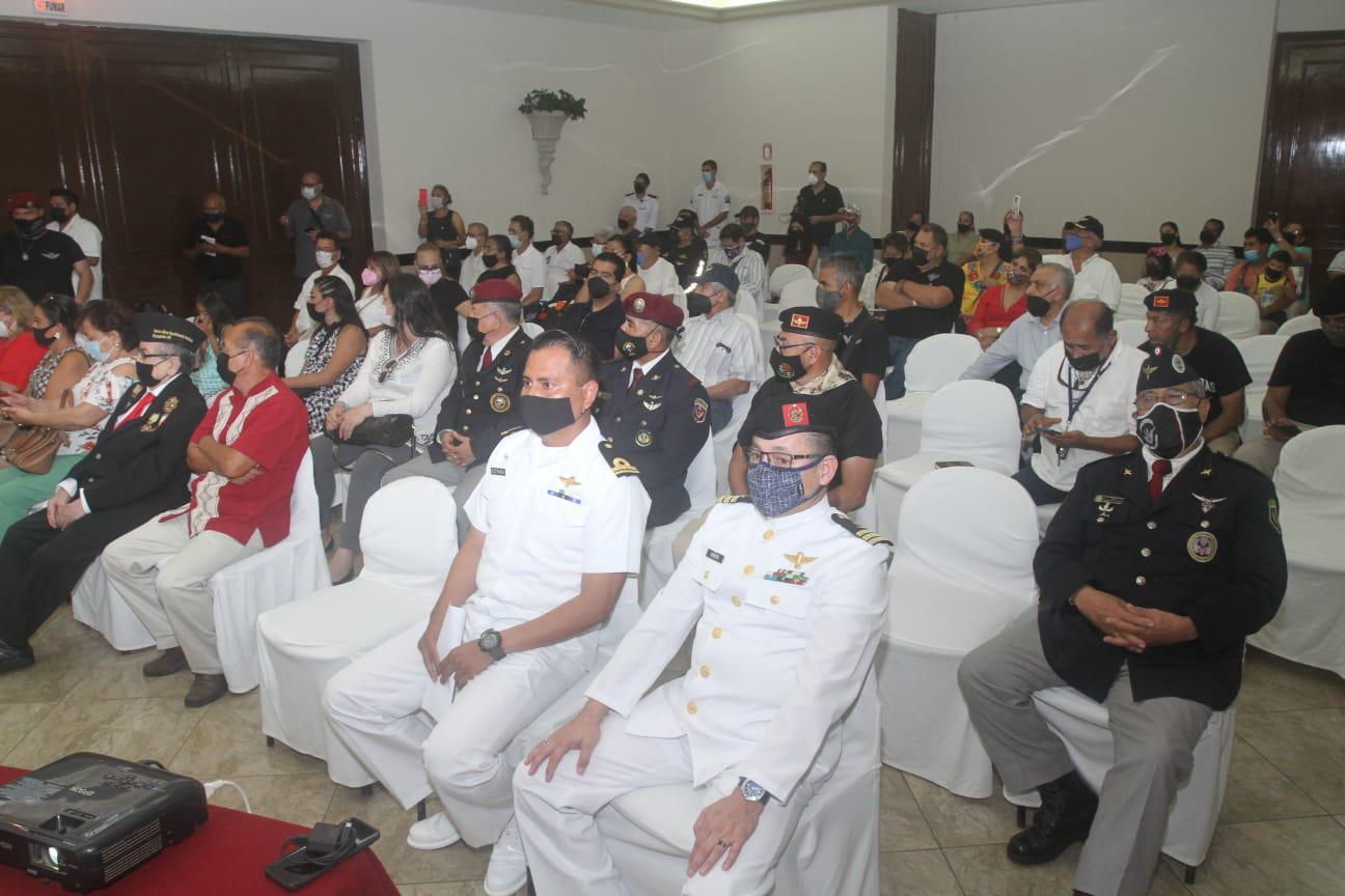 $!Los asistentes a la Décima Primera Convención de Paracaidistas Militares, Marinos y Deportivos en el puerto participaron en la entrega de reconocimientos.