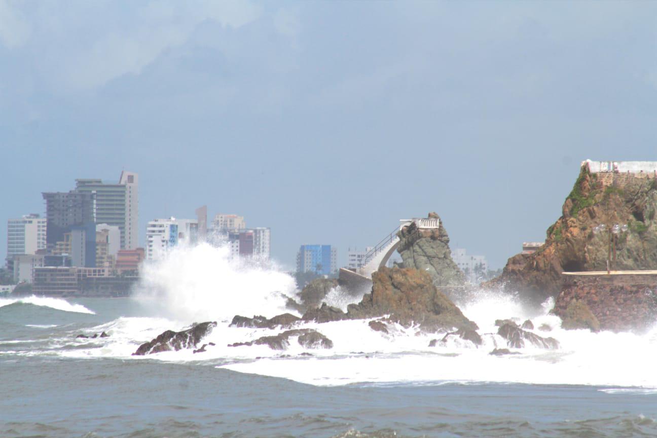 $!Surfistas mazatlecos retan al mar, que arrastra olas de hasta 4 metros