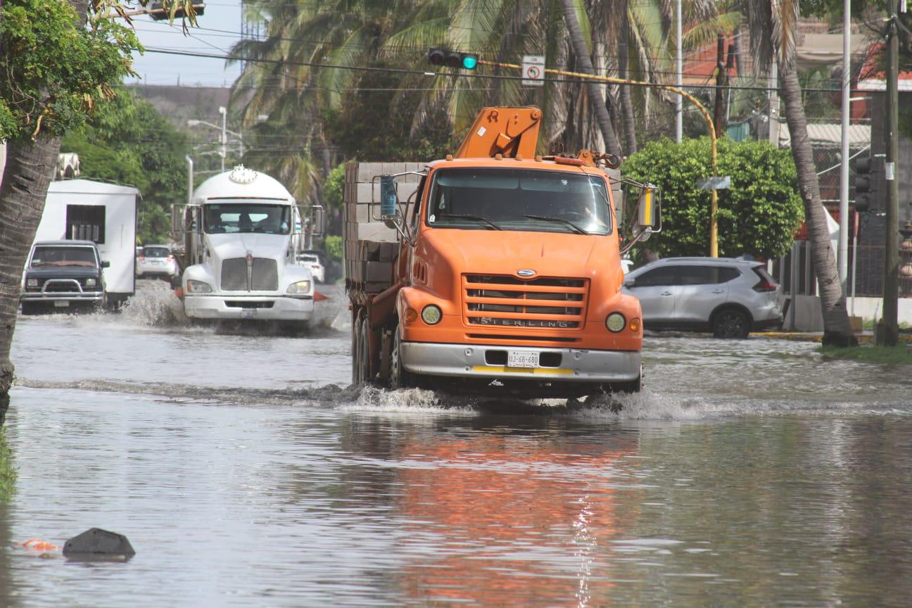 $!La Avenida Cruz Lizárraga, en Mazatlán, está bajo al agua tras la lluvia