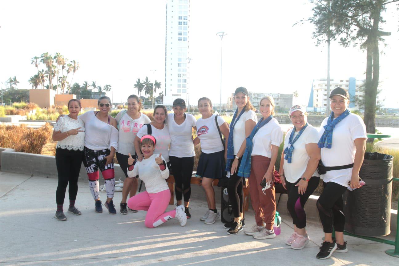$!Celina Tirado y sus alumnas se toman la fotografía de recuerdo con integrantes del Comité Directivo de Anspac Mazatlán.