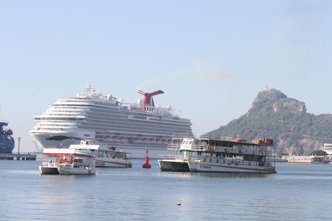 $!El crucero Carnival Panorama realiza ‘maniobra inusual’ para entrar al muelle en Mazatlán