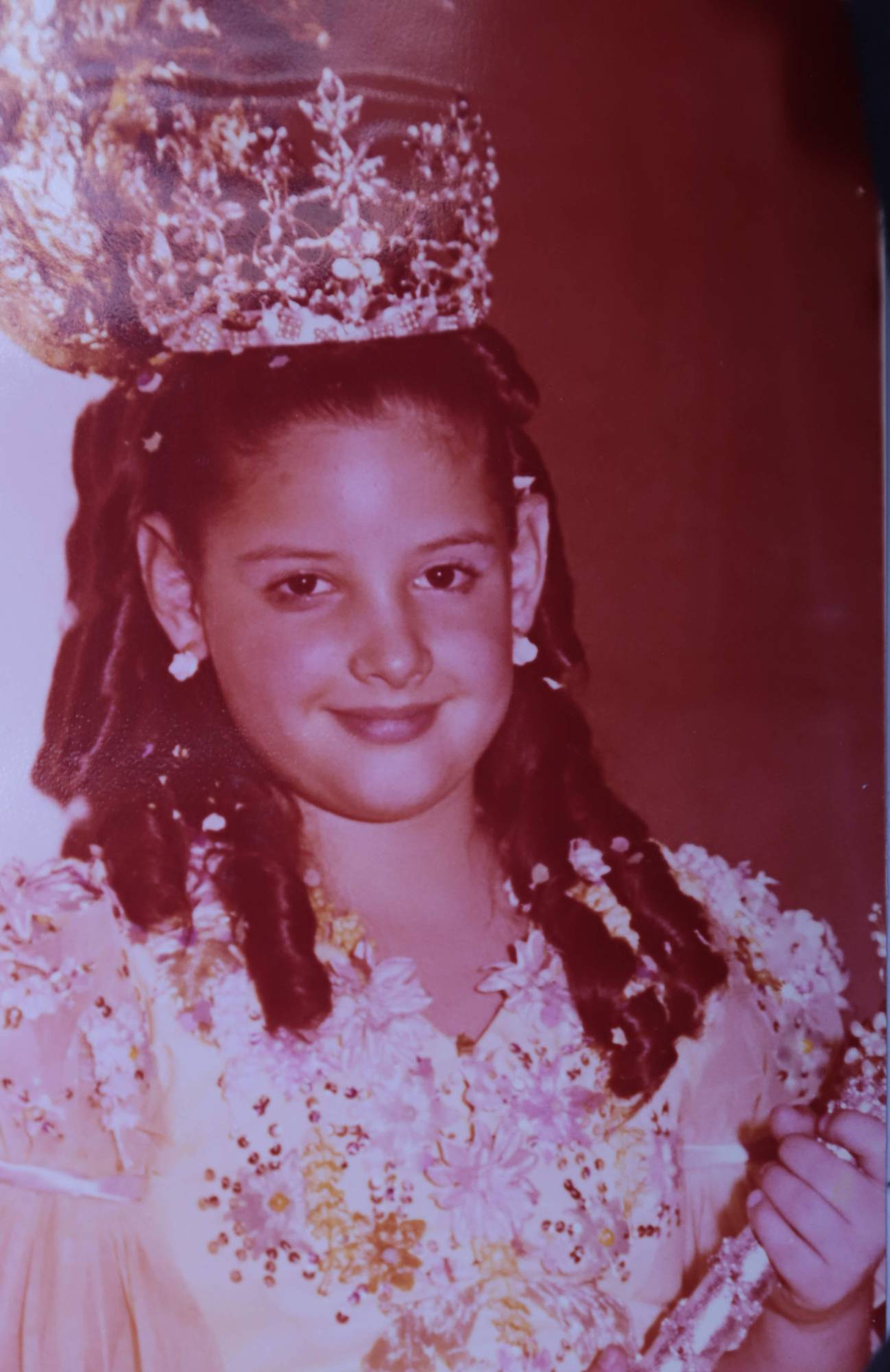 $!Paulina con su corona y cetro.