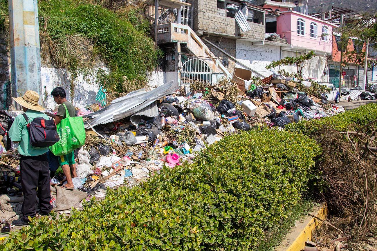 $!A 10 días del paso del huracán Otis, las calles de Acapulco acumulan cerros de basura