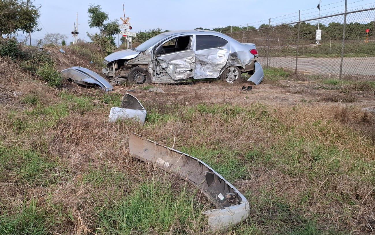$!Auto se sale de la carretera tras ser impactado por camioneta en la Villa Unión-Walamo