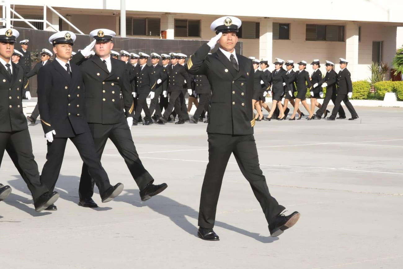 Juran Bandera alumnos de la Escuela Náutica Mercante de Mazatlán