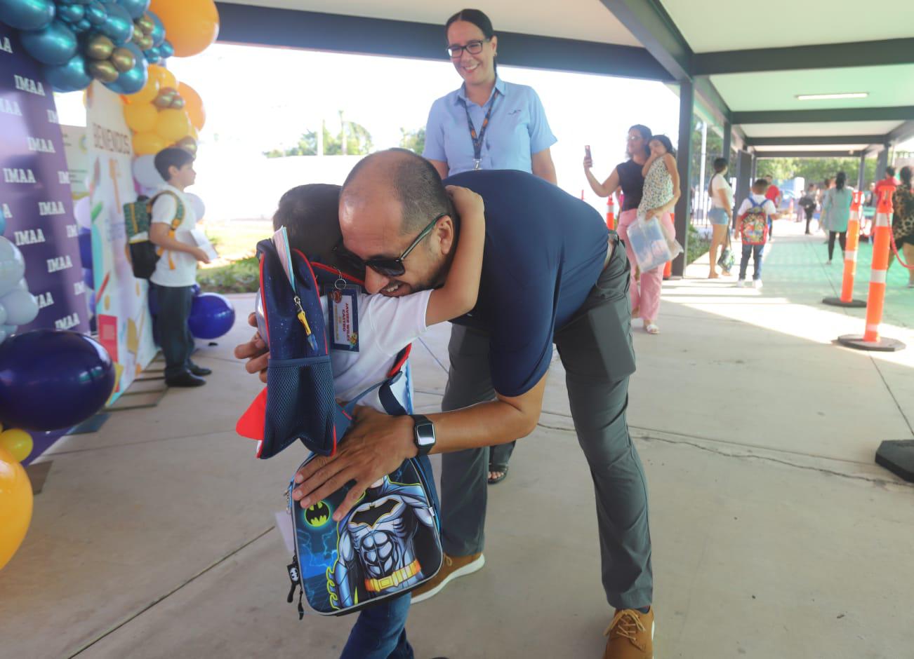 $!El pequeño Javier se despide de su papá Javier Wiles.
