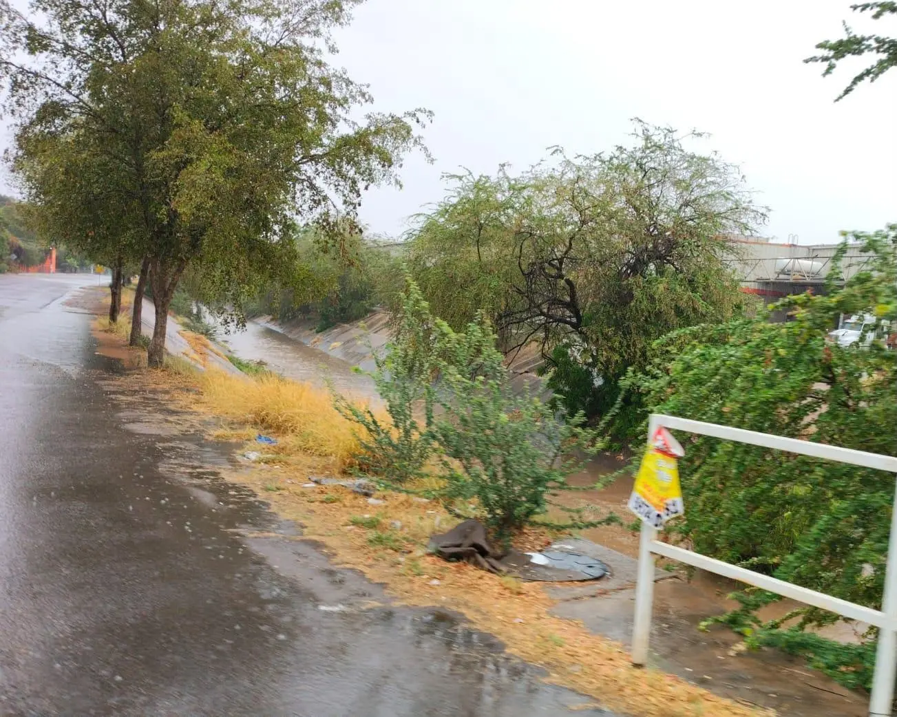 $!Reportan saldo blanco tras lluvias en Culiacán; Protección Civil atiende incidentes menores