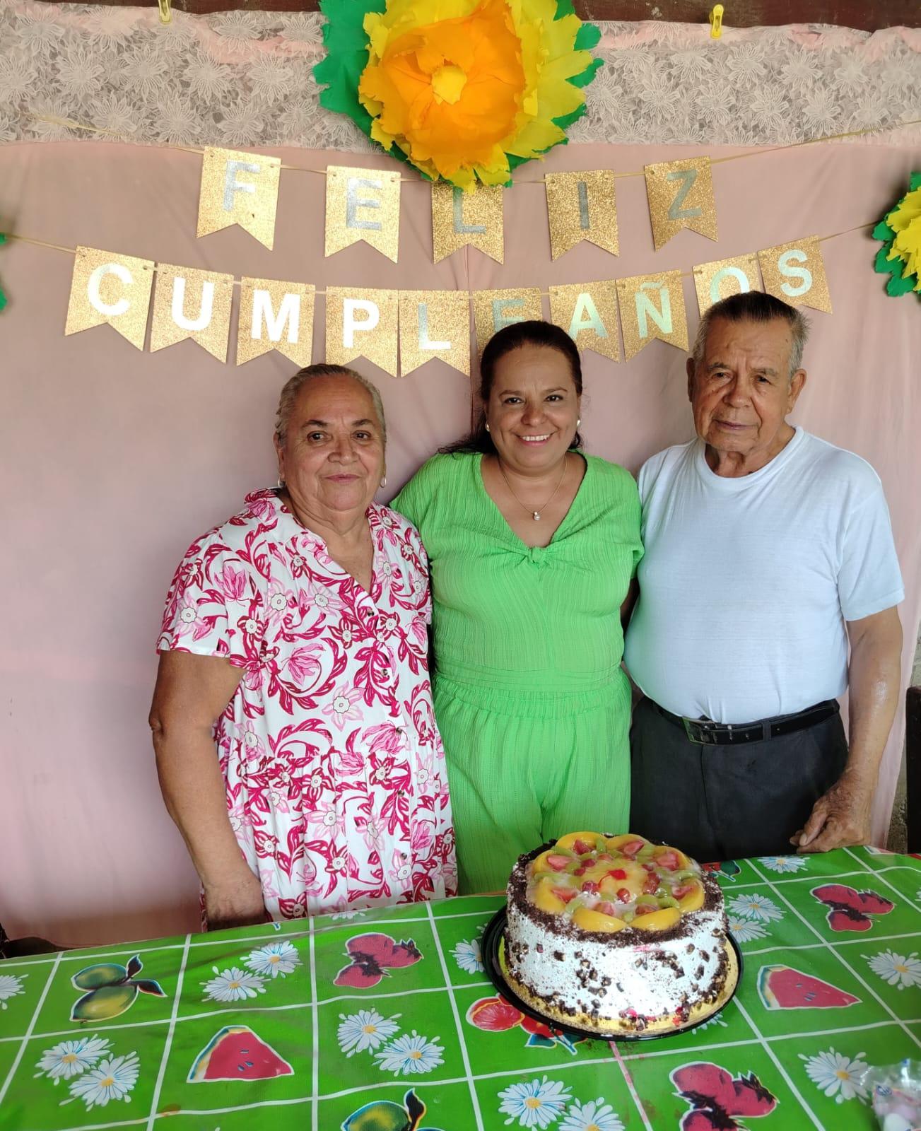 $!La cumpleañera con sus papás María Juana López y Erasmo Aguilar Cuadras.