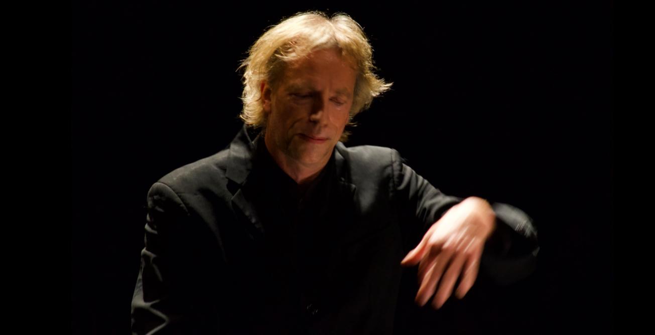 $!El alemán Eckart Preu fue el director invitado en el concierto de la OSSLA.