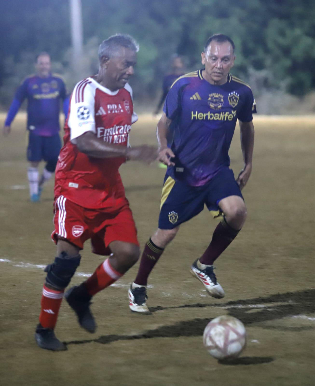 $!Hermanos y Amigos golean y Panteras siguen líderes en Liga de Futbol 55 Años y Más
