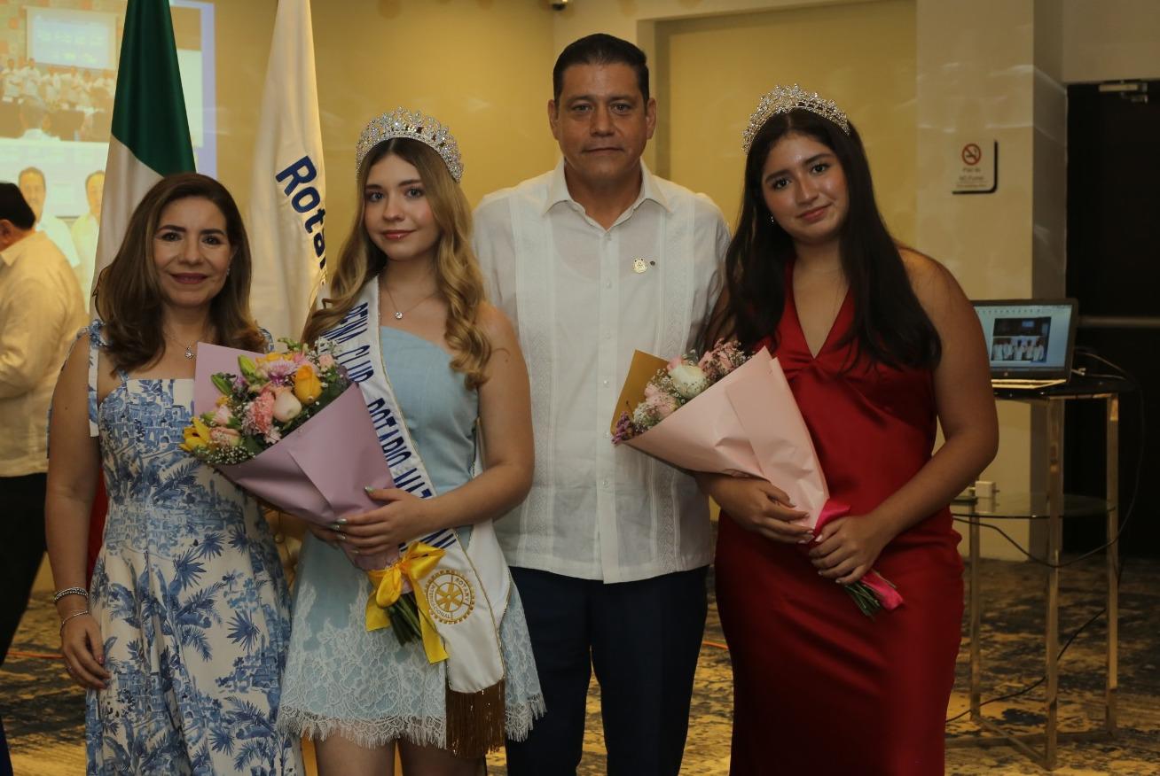$!Andrea González, nueva reina de Rotarios Mazatlán entre sus padres, Carolina Quezada y Mario Gilberto González, y la reina saliente María José Miñón.