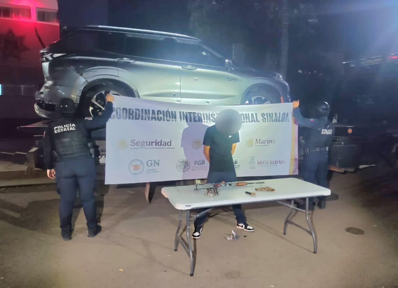 $!Detienen a tres personas y decomisan una camioneta robada tras persecución de Policía Estatal en Culiacán