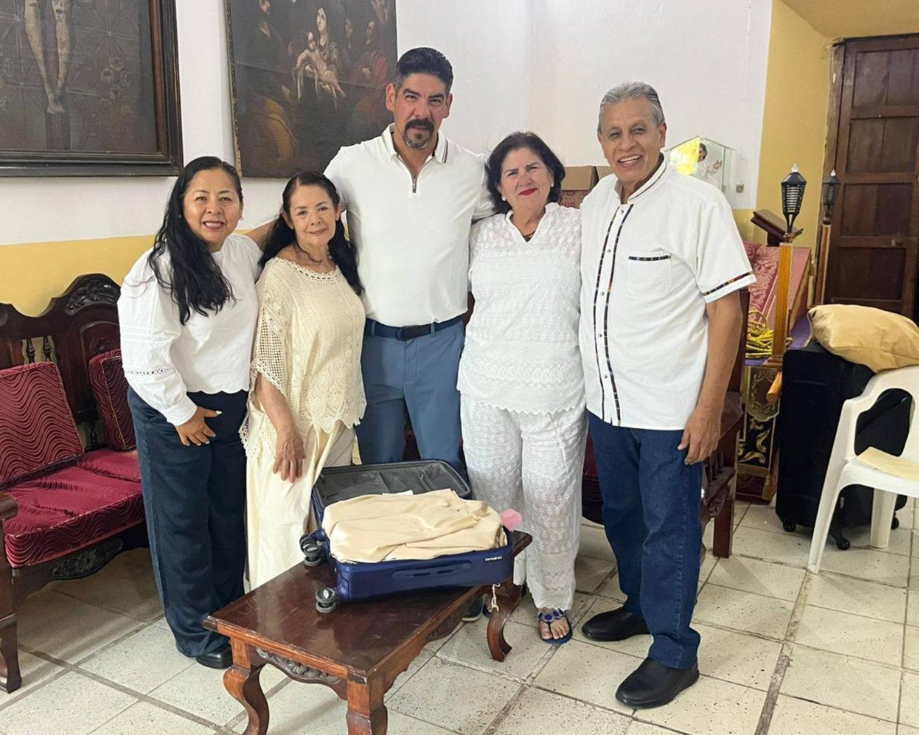 $!María Cristina, vecina de Aguascalientes, prendada de la Virgen del Rosario decidió donarle un vestido
