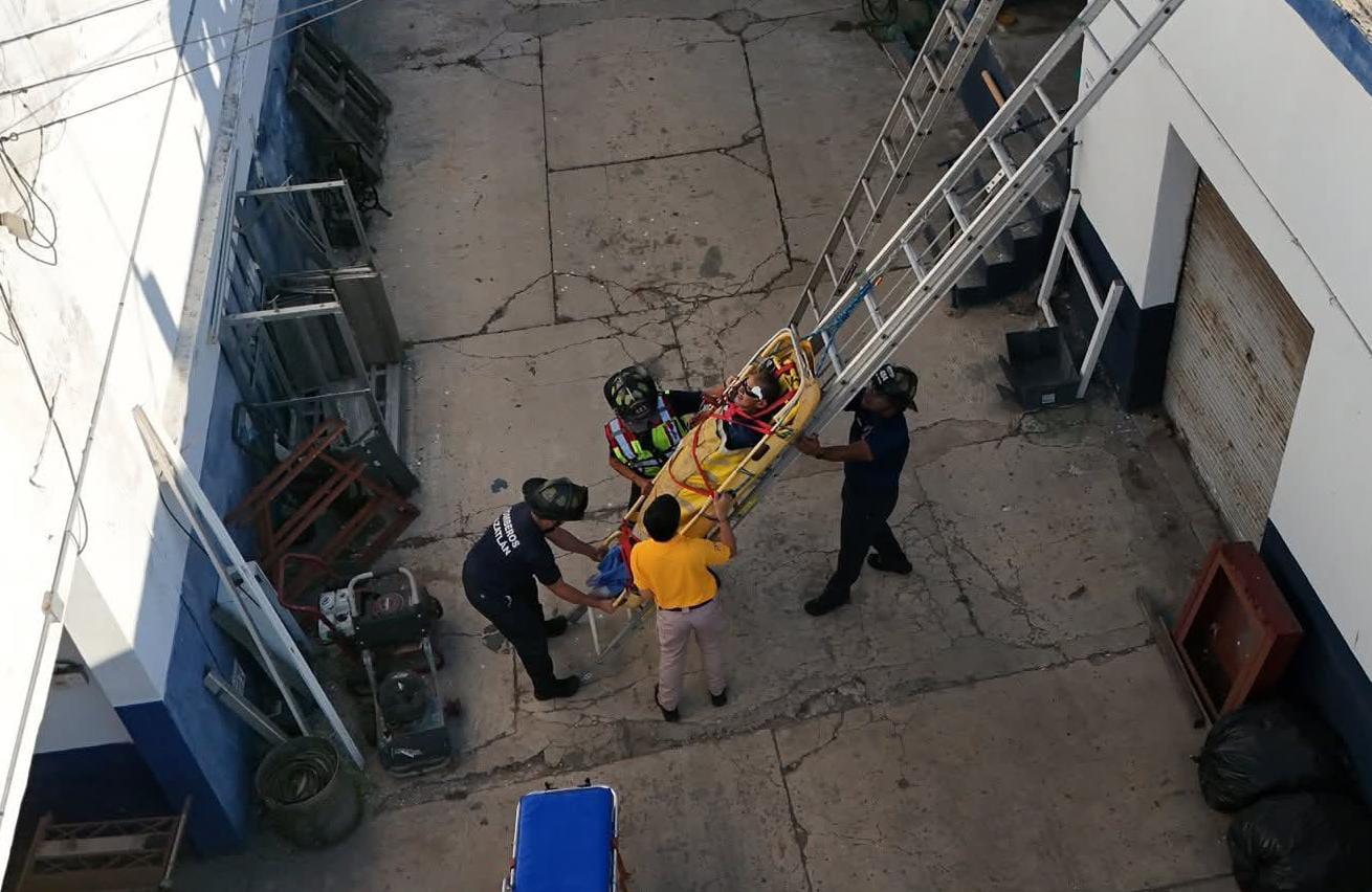 $!Rescatan a trabajador electrocutado en techo de una congeladora de Mazatlán