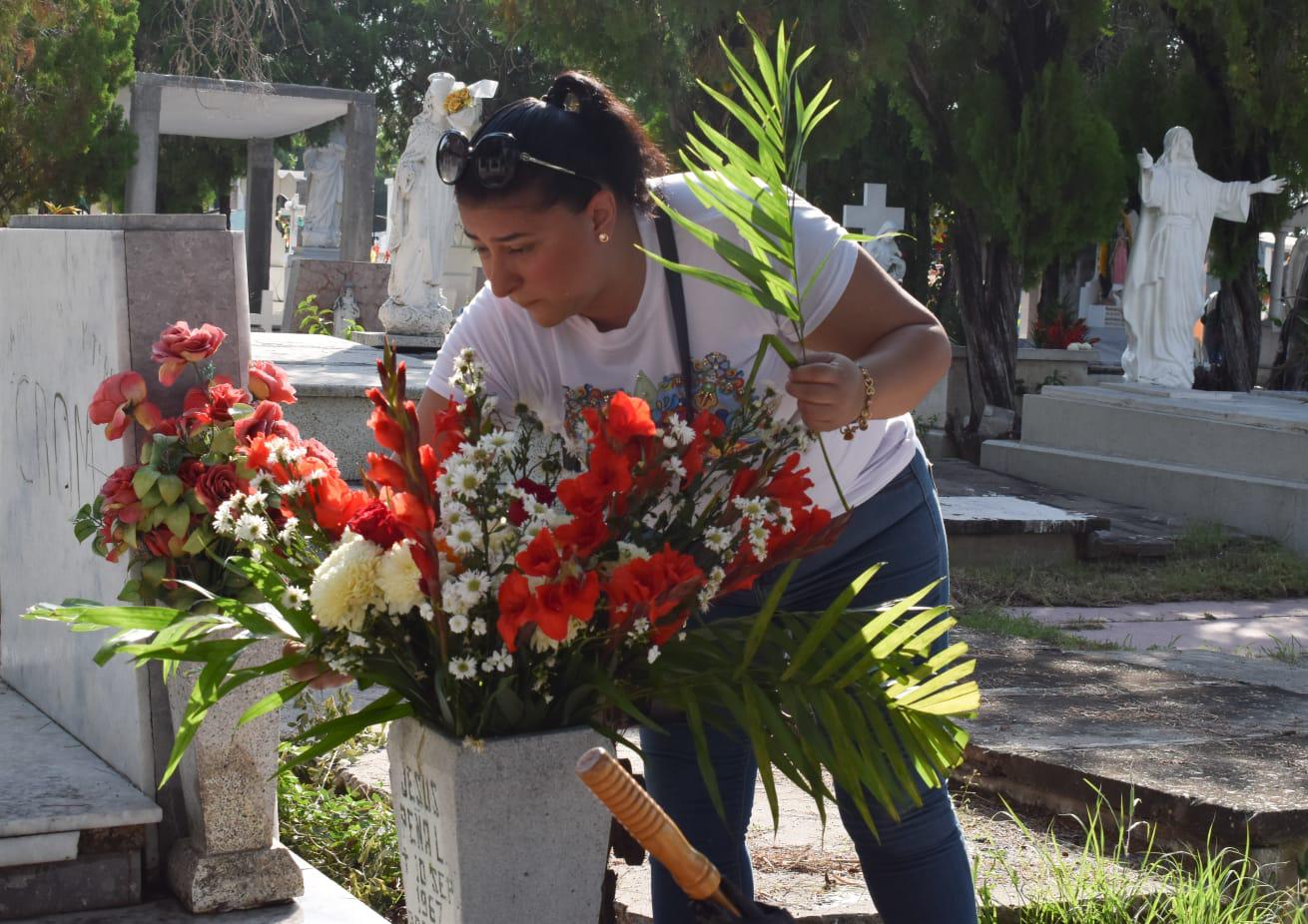 $!‘Siempre los recuerda uno’, familiares acuden a panteones de Mazatlán a pasar el día con sus seres queridos
