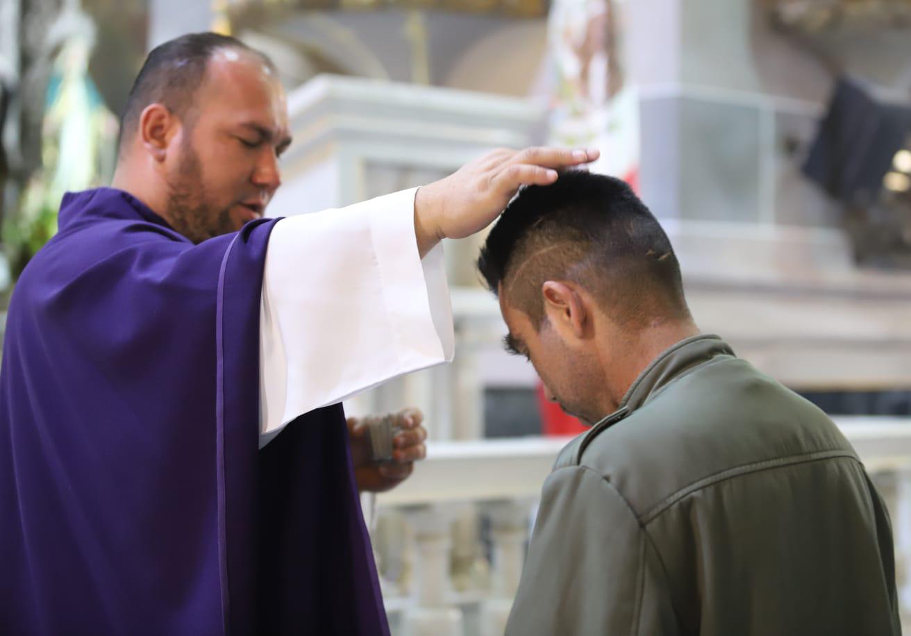 $!Acuden fieles de Mazatlán a tomar la ceniza en Catedral en este inicio de la Cuaresma