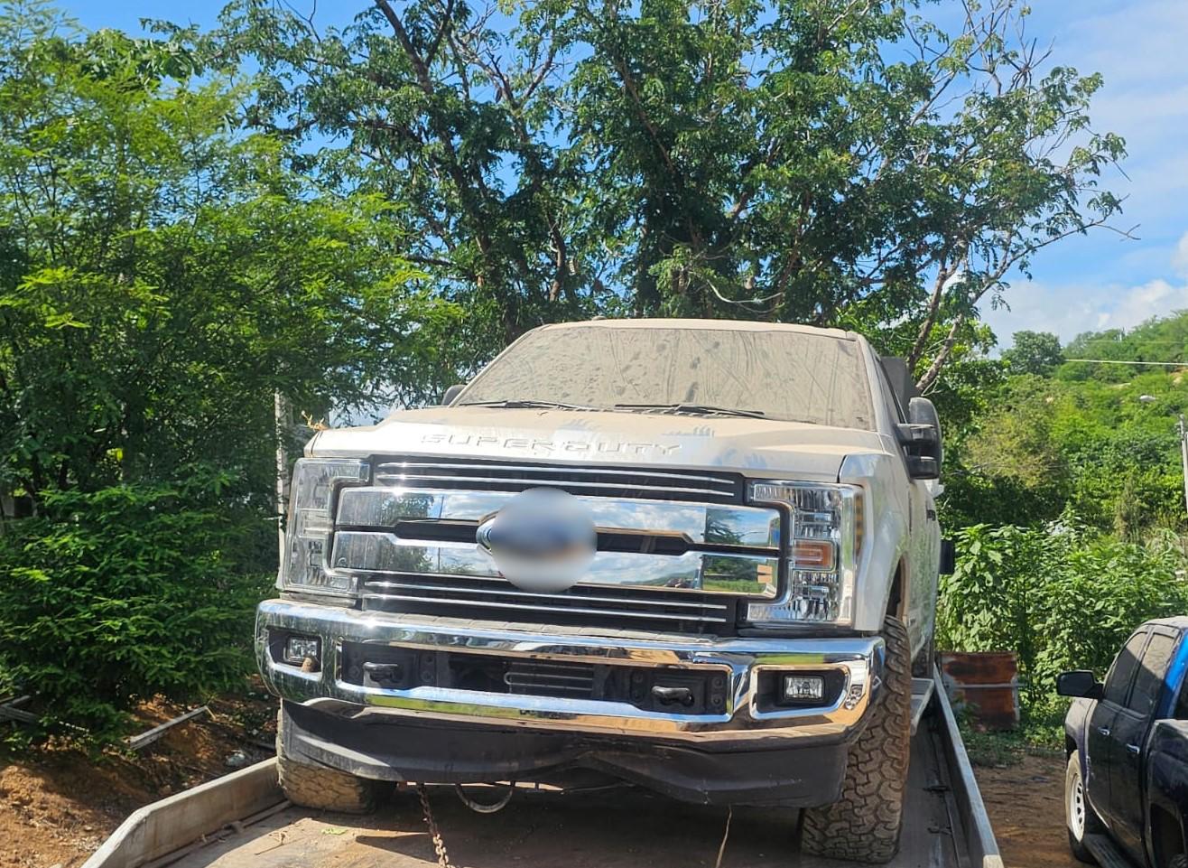 $!Cuatro vehículos con reporte de robo y blindaje artesanal fueron asegurados en Sanalona, Culiacán