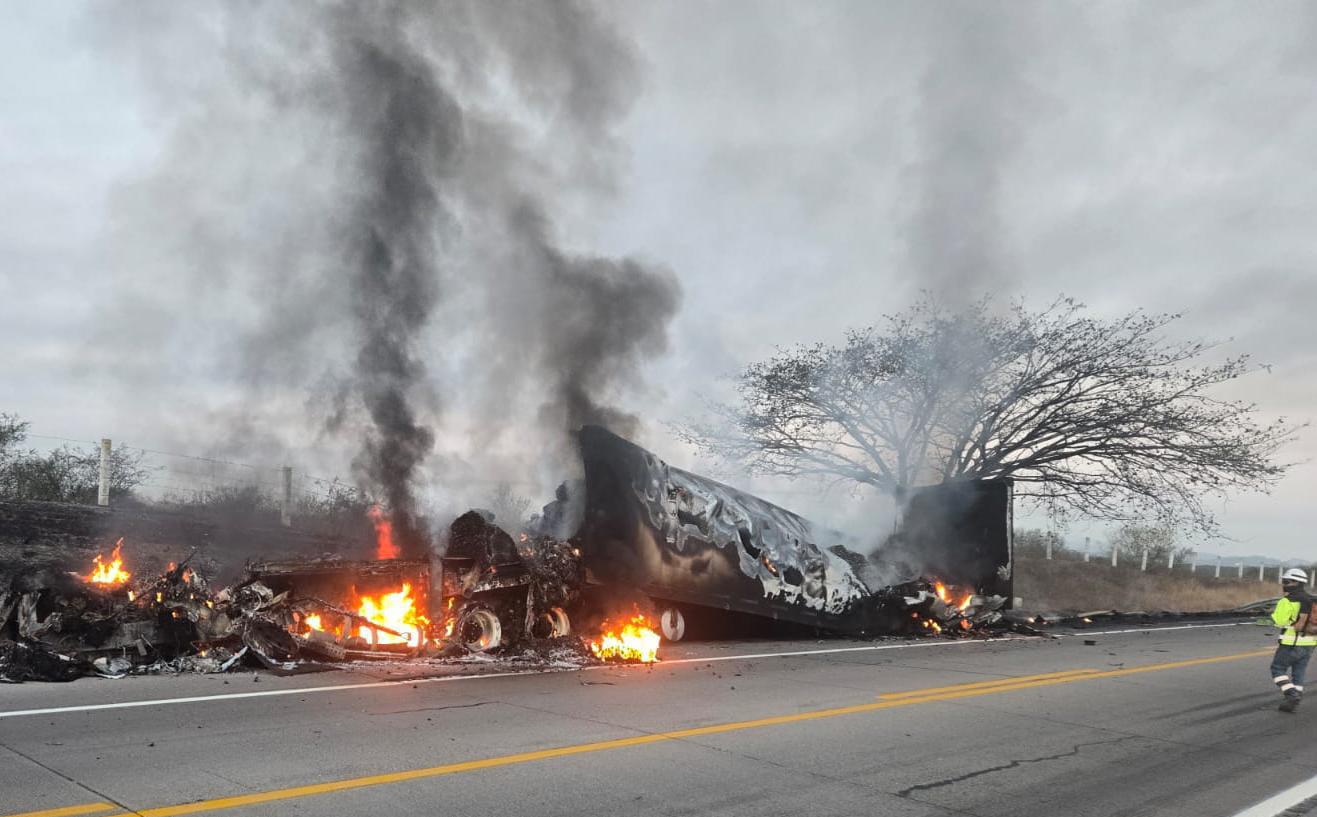 $!Choque de tráileres en la autopista deja una unidad siniestrada en Rosario