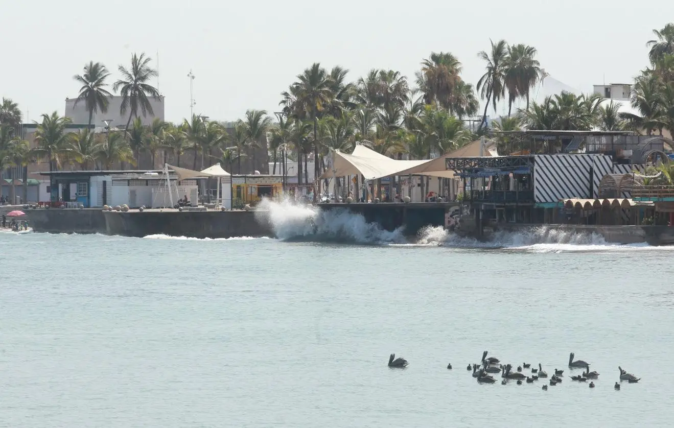 $!Por mar de fondo, playas de Mazatlán se quedan con poco espacio de arena
