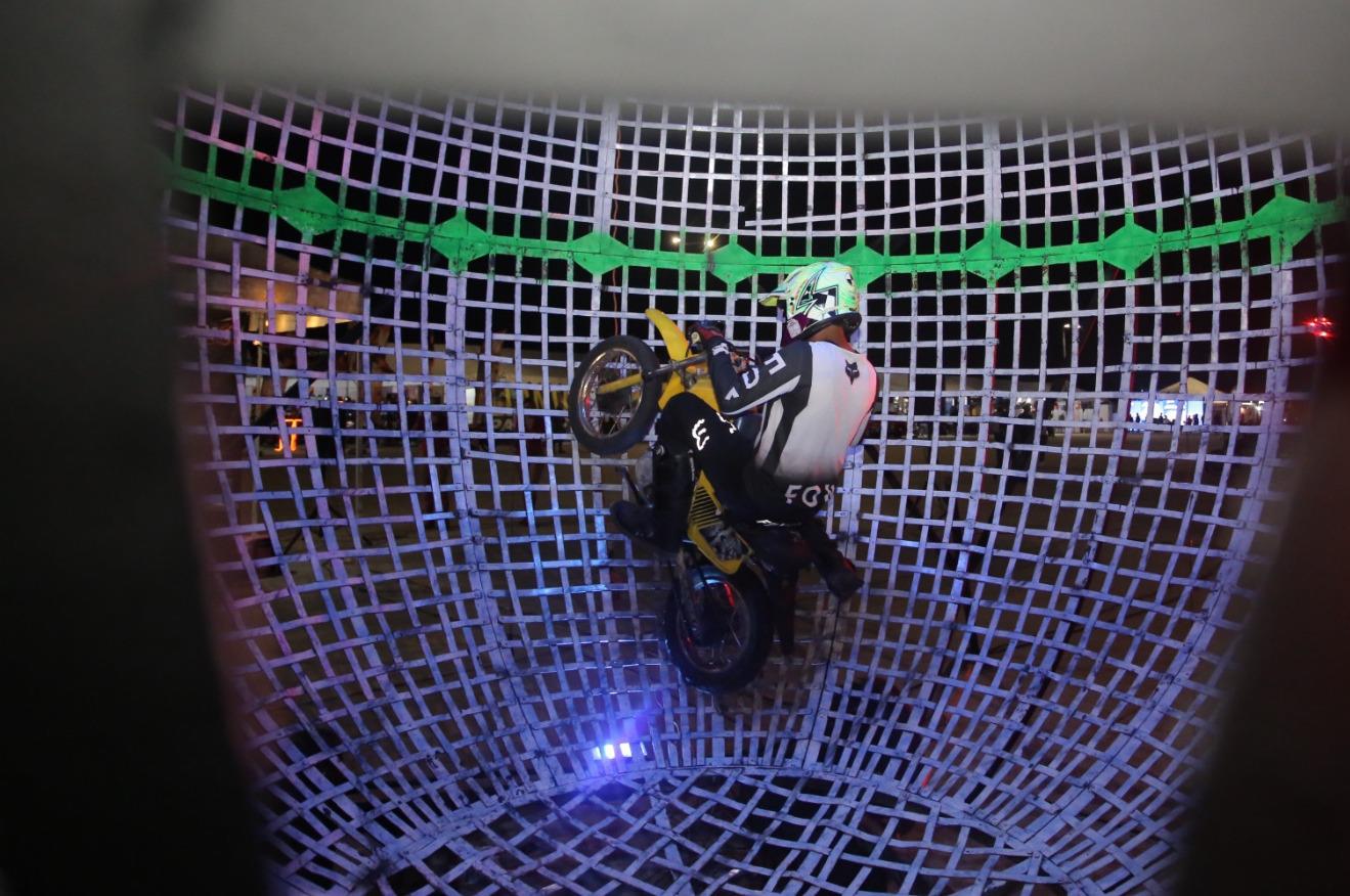 $!Muestran los ‘Locos Riders’ grandes acrobacias en la exhibición de Globo de la Muerte