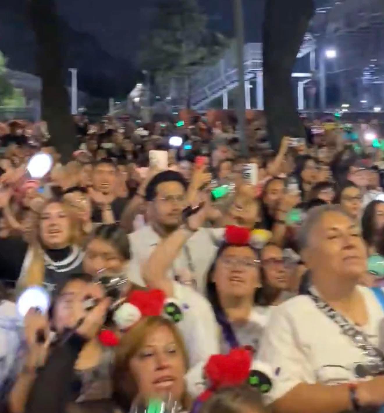 $!Afuera del Estadio GNP miles de fans siguieron el concierto.