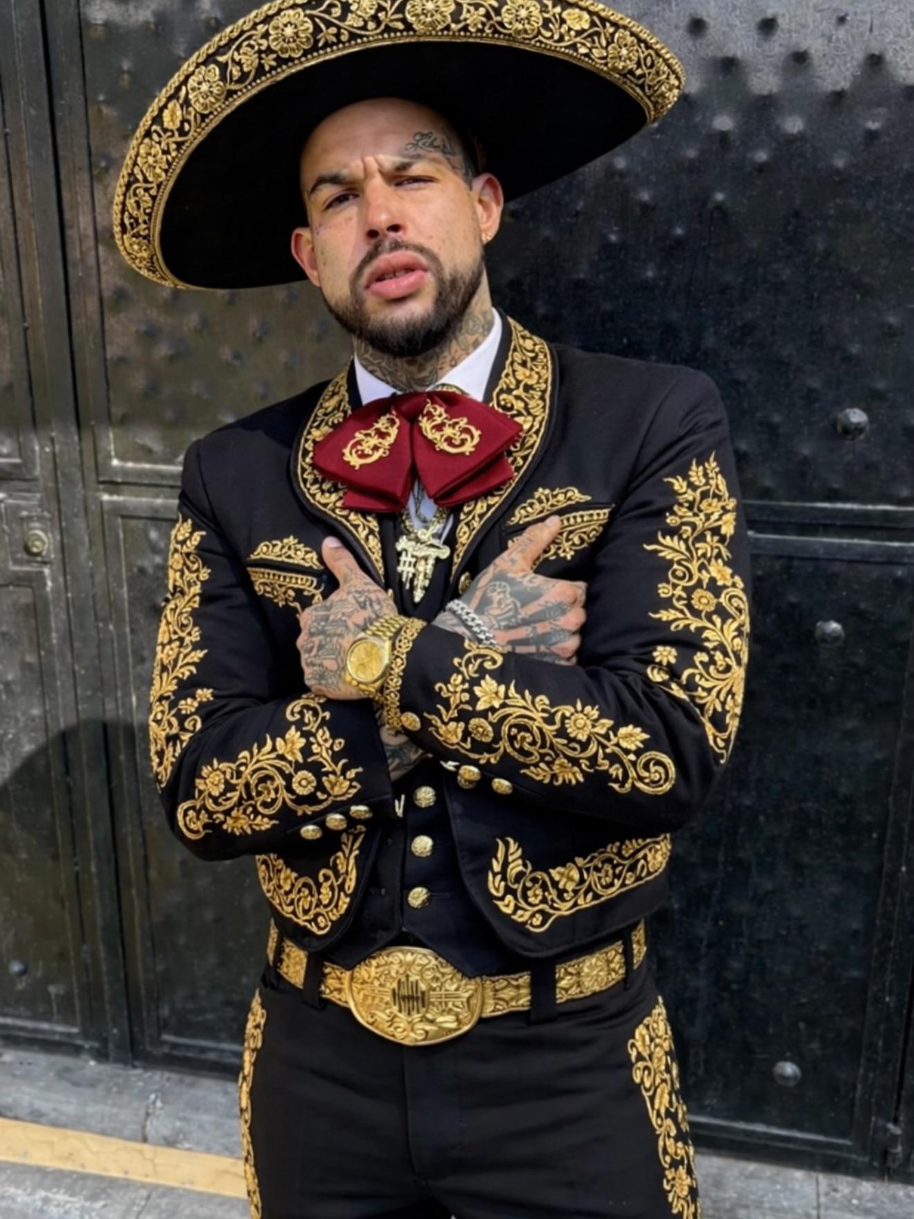 $!Sorprende Emiliano Aguilar en las redes, luciendo un traje de charro, junto a su abuelo