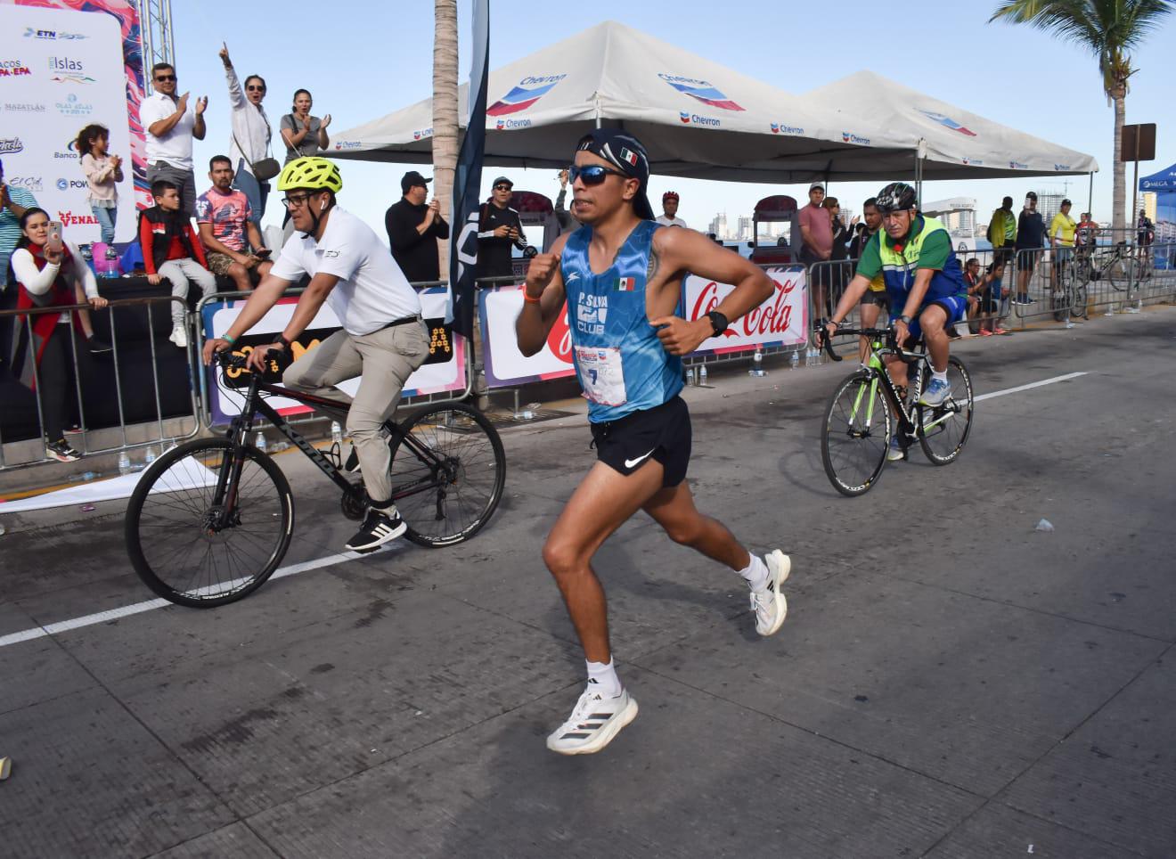$!Gerardo Zárate recibe ayuda del cielo para ganar el Maratón Pacífico