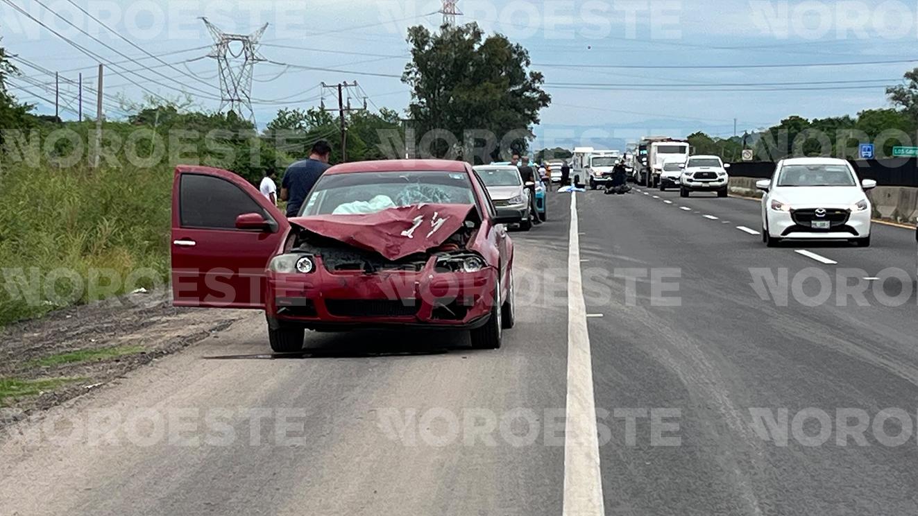 $!En Mazatlán, auto arrolla a mujer en moto sobre la carretera Internacional y queda sin vida