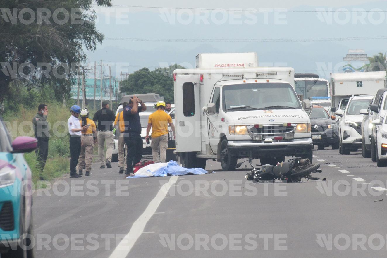 $!En Mazatlán, auto arrolla a mujer en moto sobre la carretera Internacional y queda sin vida