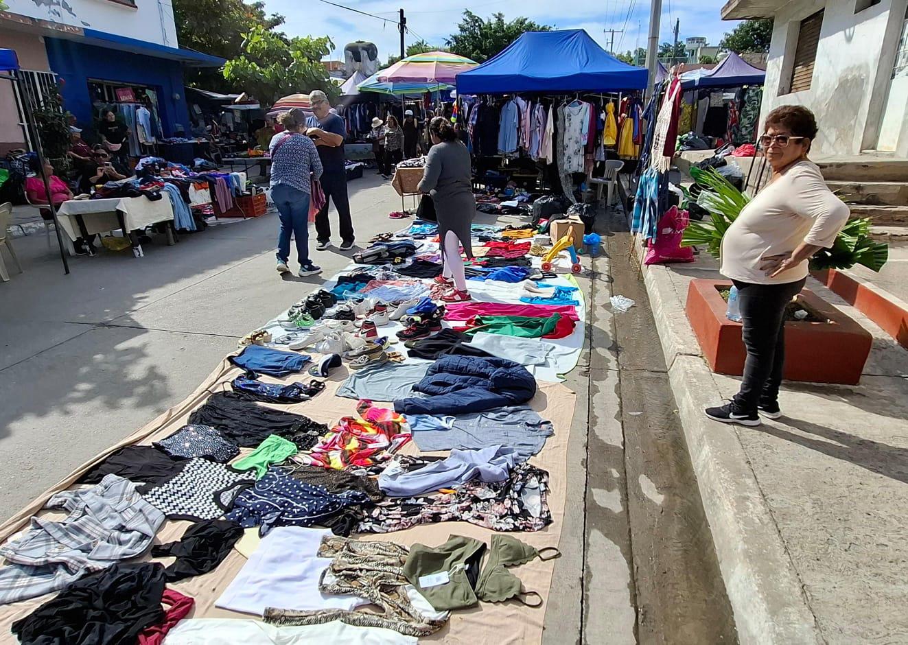 $!Exigen comerciantes que reparen tres fugas de agua potable que atraviesa el Tianguis de la Juárez, en Mazatlán