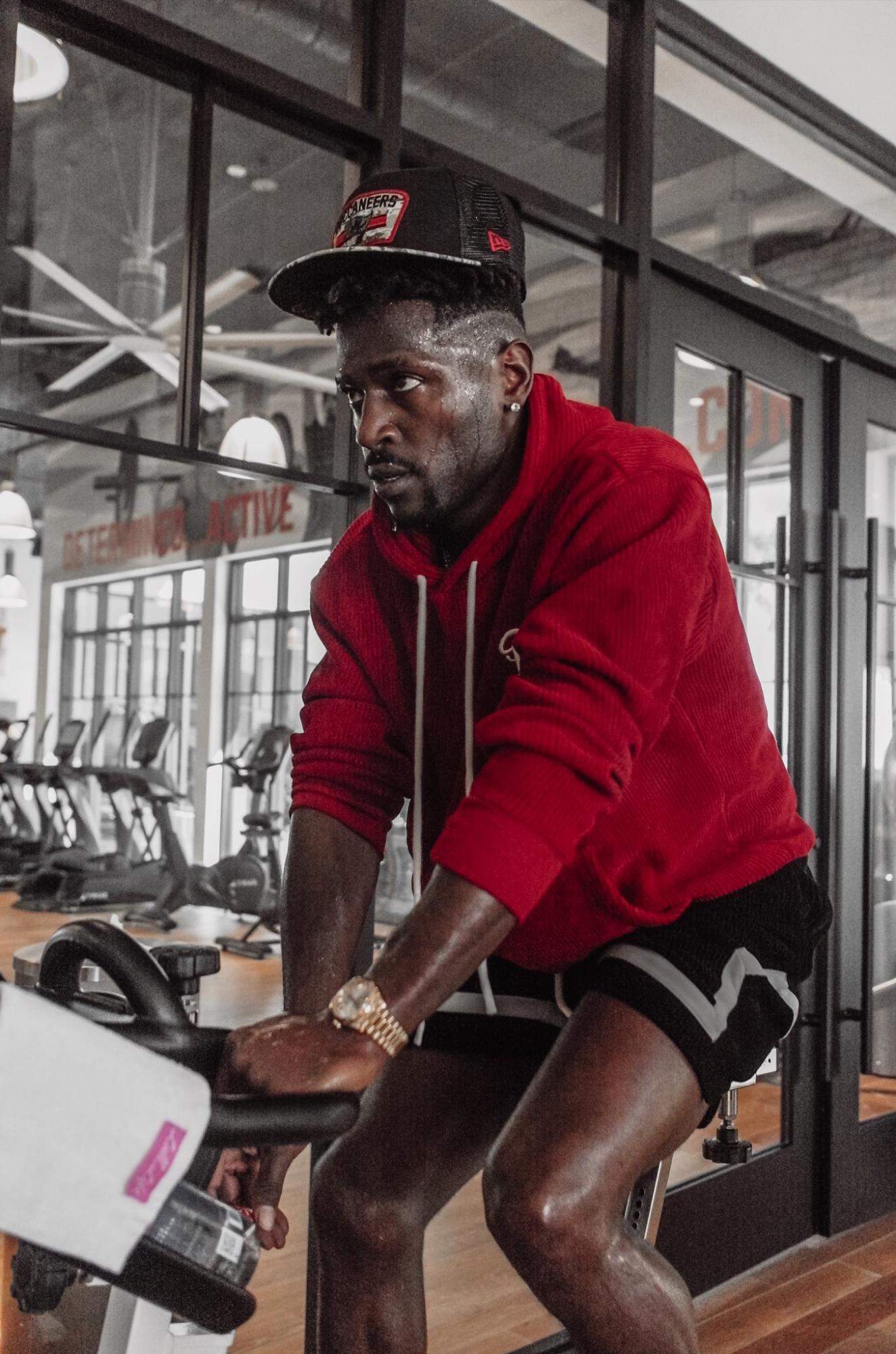 $!Antonio Brown, suspendido tres juegos por violar los protocolos de Covid-19 de la NFL