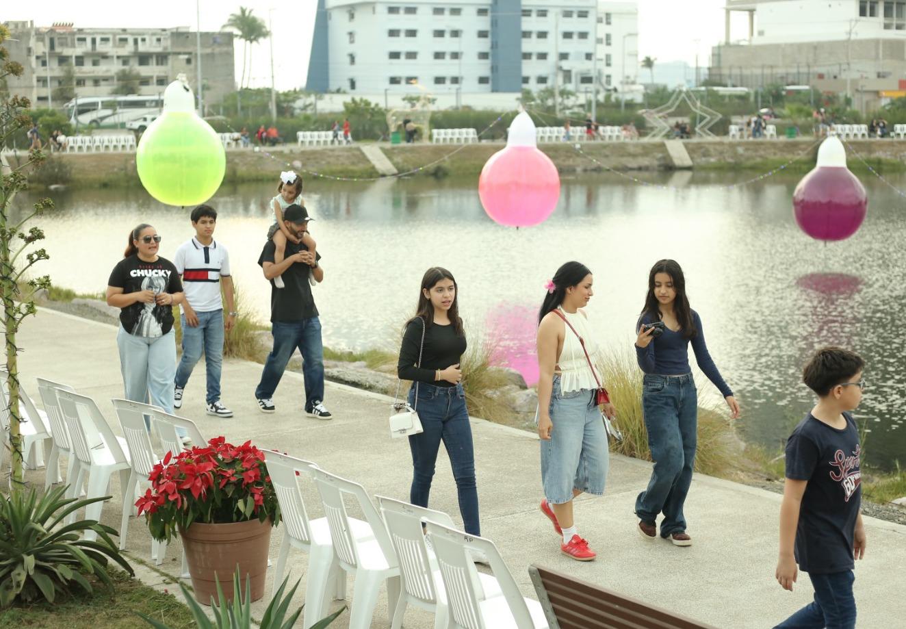 $!Pasan un domingo de magia y diversión en la Villa Navideña de Mazatlán