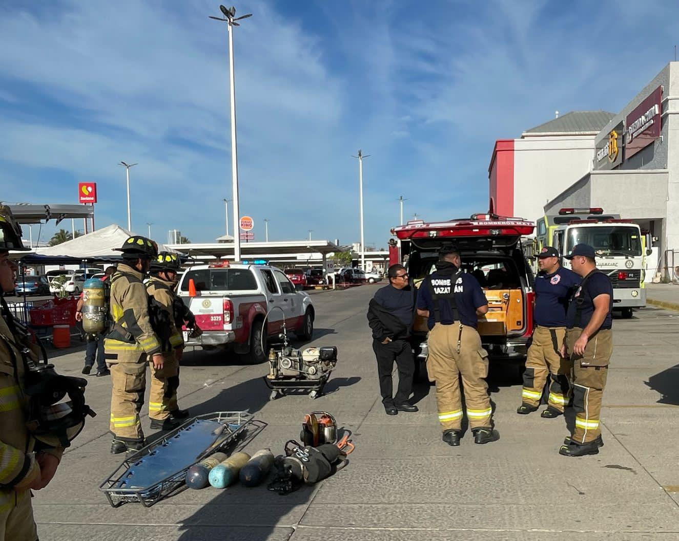 $!Acuden bomberos a controlar incendio en cine cerrado en Mazatlán