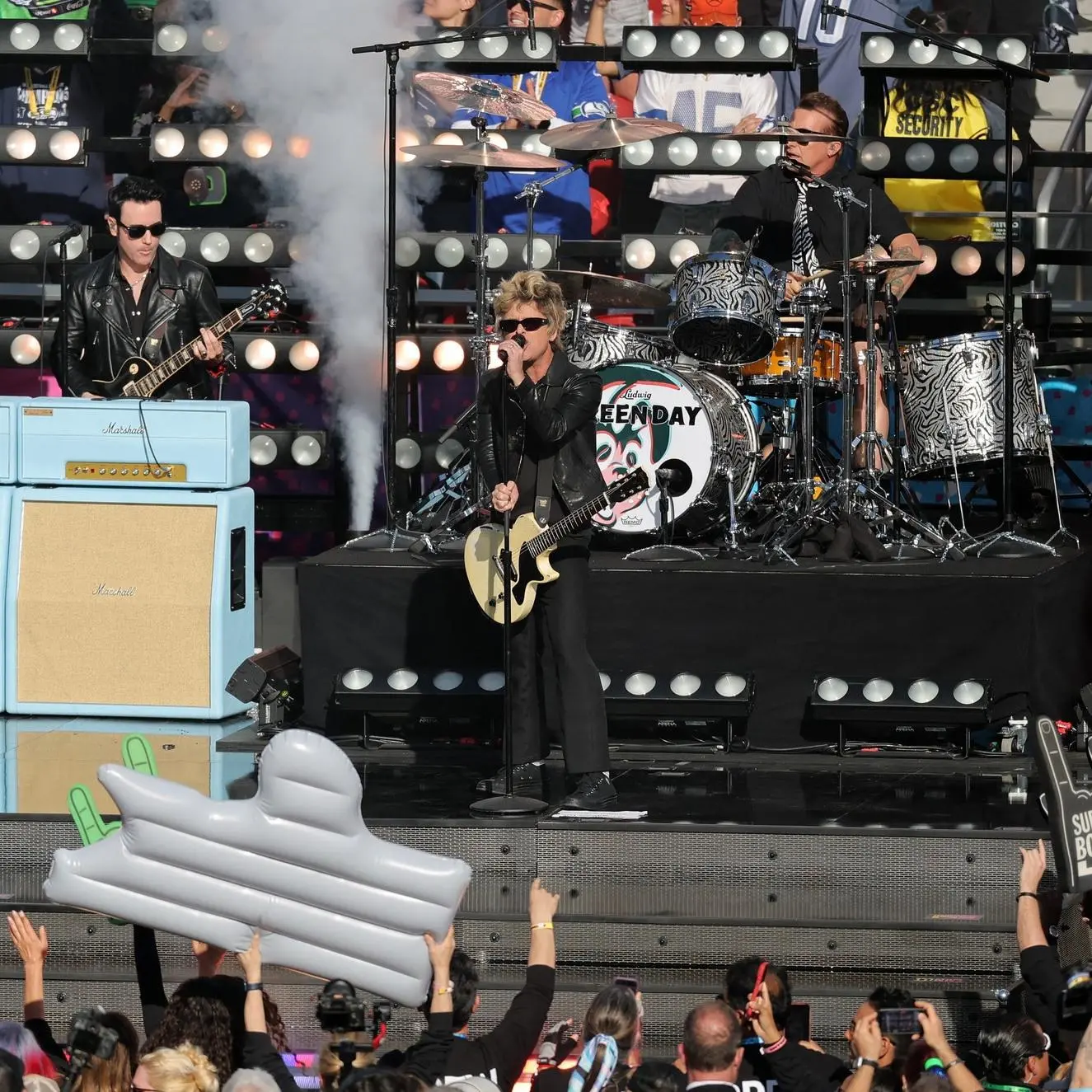 $!Abre el punk rock de Green Day la fiesta del Super Bowl LX