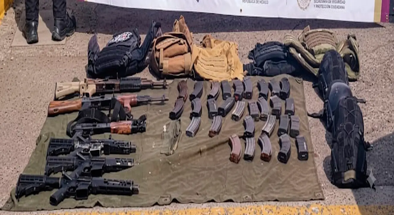 $!Aseguran seis armas largas, equipo táctico y tres vehículos robados en Aguaruto, Culiacán