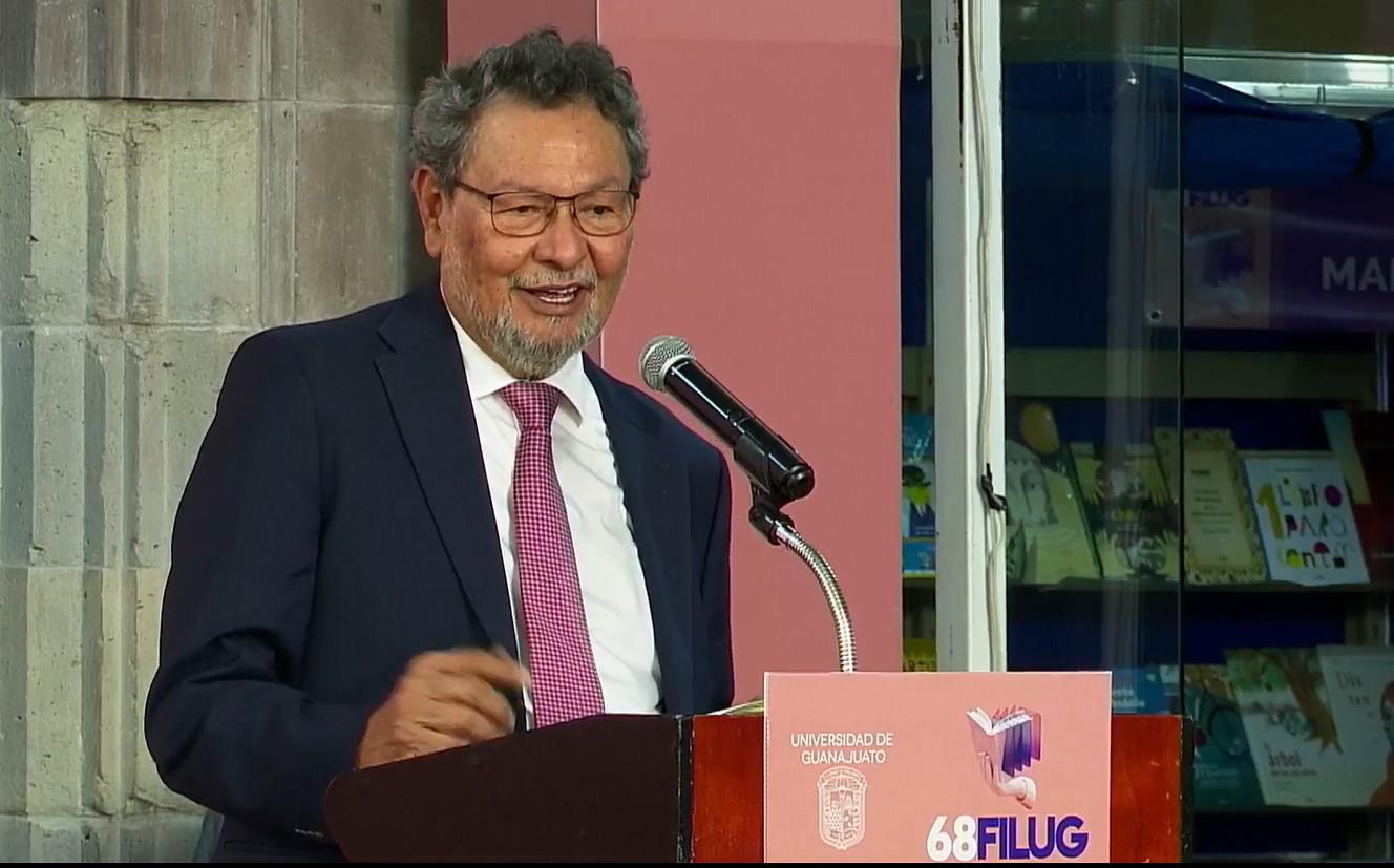 $!Élmer Mendoza agradece la distinción con un discurso que rompe los protocolos de la ceremonia.